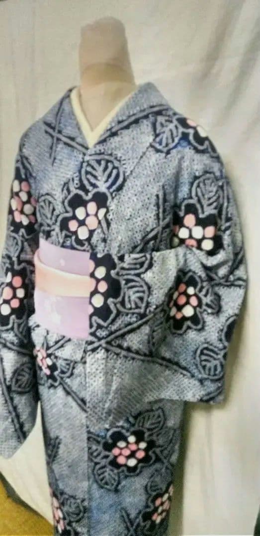 有松総絞り浴衣小紋、紺色生地に全体に花柄入