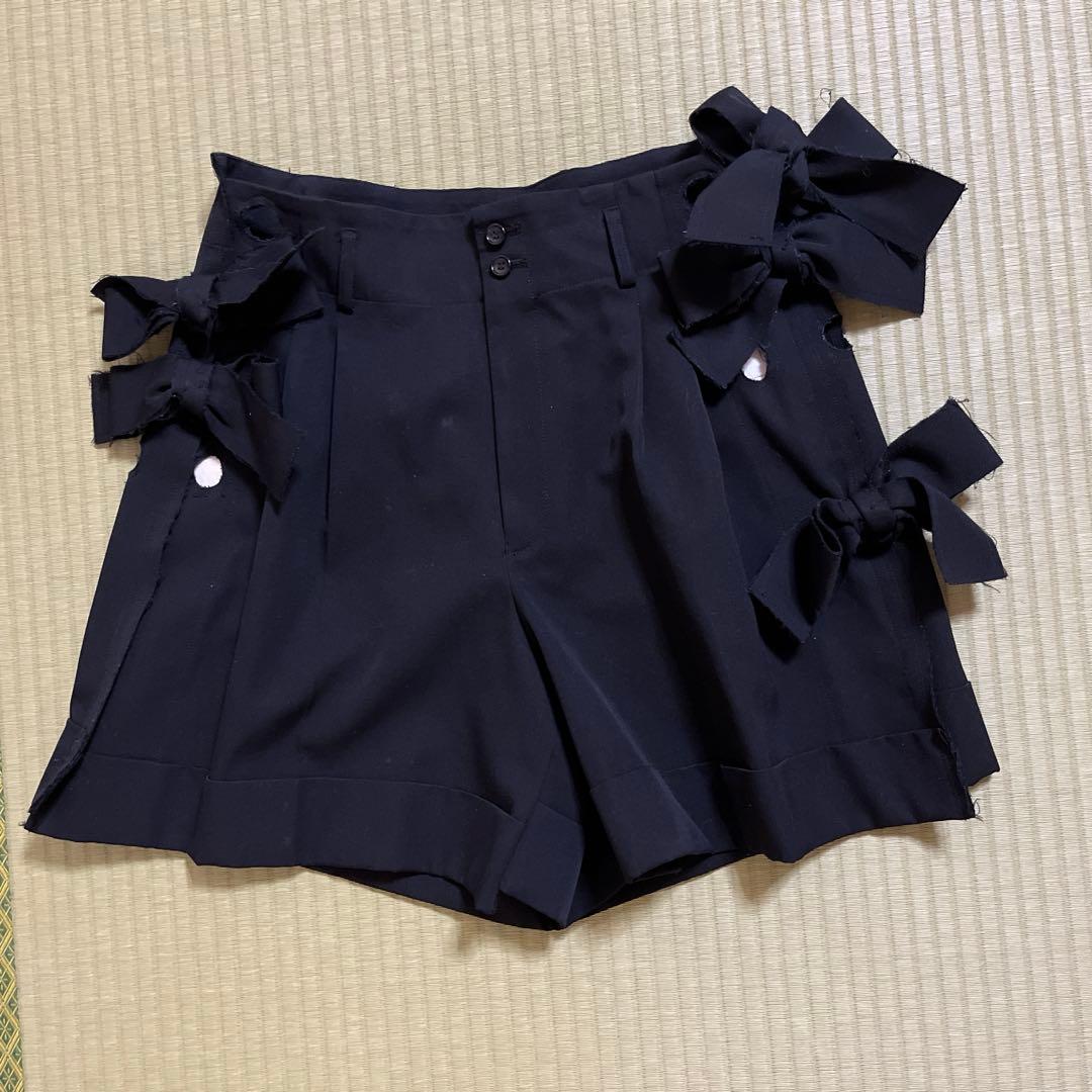 リボン付き黒ショートパンツ