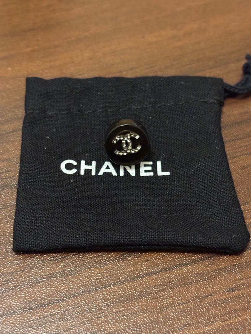 プ*︎様 CHANEL シルバー ブラック ロゴピアス
