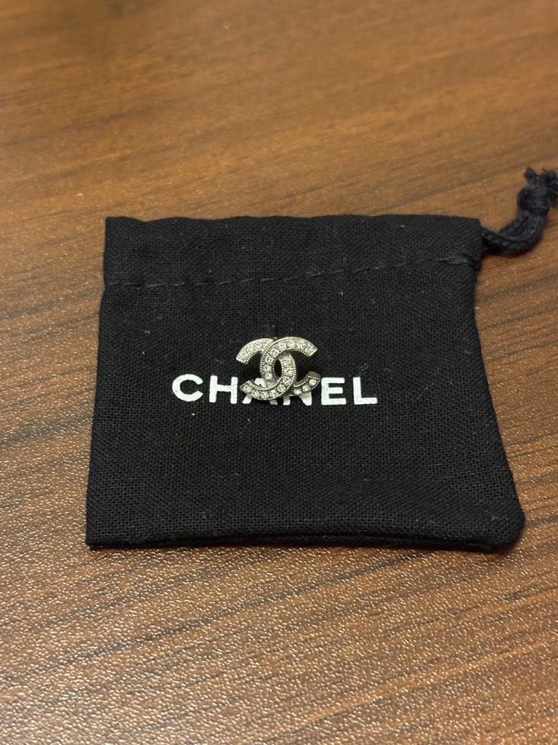 プ*︎様 CHANEL シルバー ブラック ロゴピアス