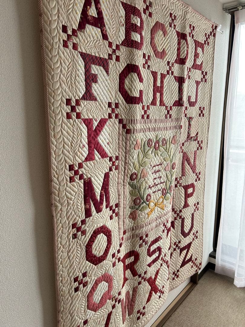 ハンドメイド パッチワークアルファベットと花のメッセージキルト