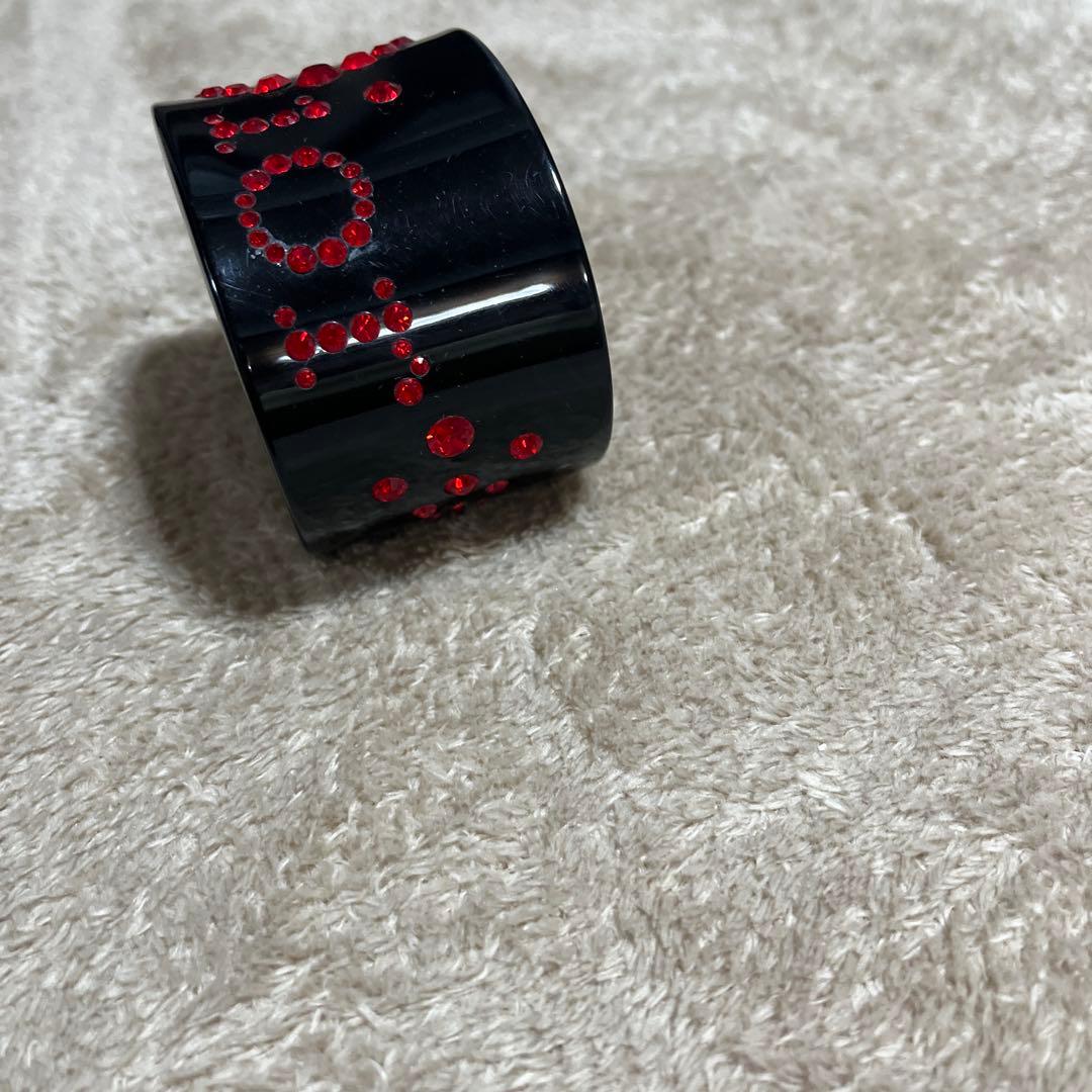 Dior ブラック バングル 赤いストーン