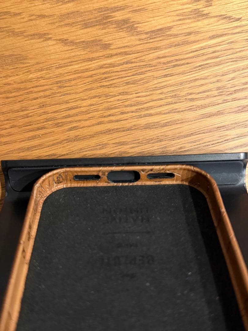 【極美品】Berluti iPhone15 pro用ケース