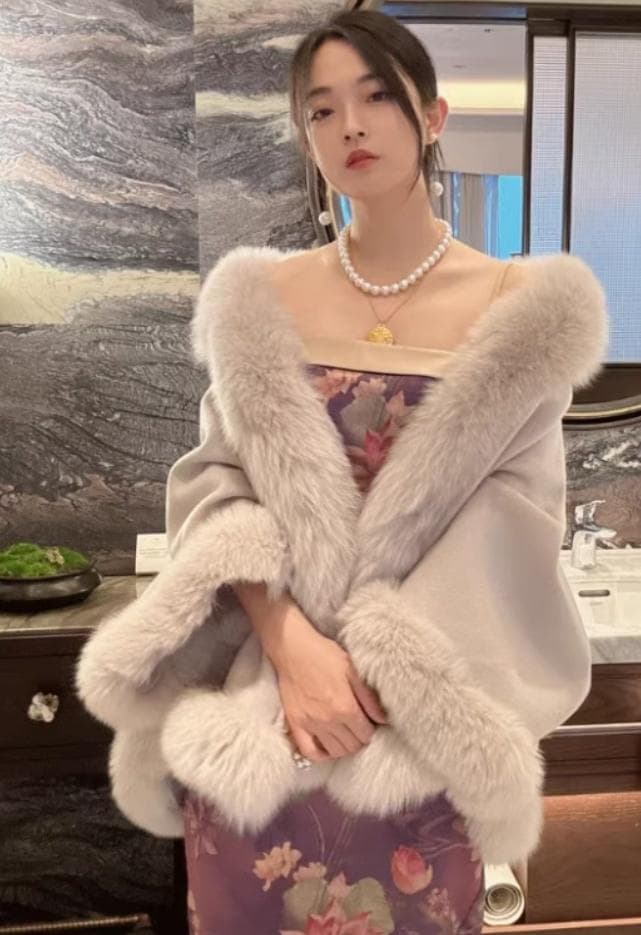 優しい雰囲気のカシミヤ混ウールフォックスファー付きポンチョ 肉厚毛皮ファー