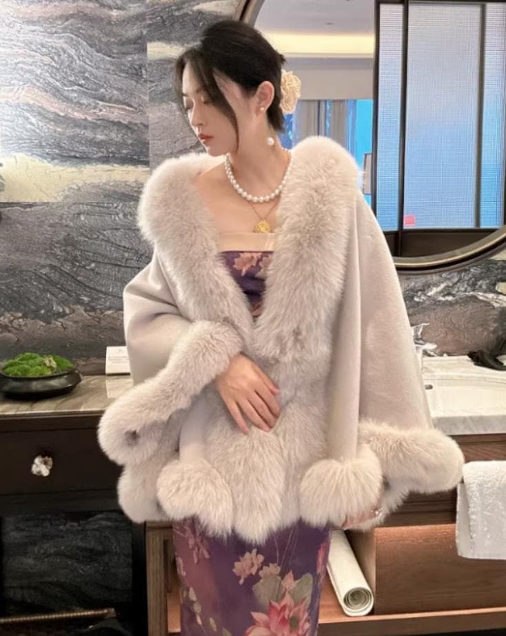 優しい雰囲気のカシミヤ混ウールフォックスファー付きポンチョ 肉厚毛皮ファー