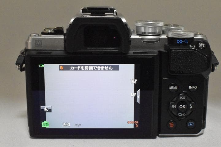 OLYMPUS OM-D E-M10 Mark III シルバー ボディー