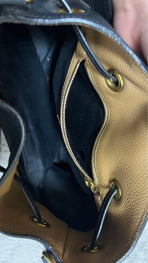 miu miu 黒 レザー バケツ型バッグ　内側少し汚れあり