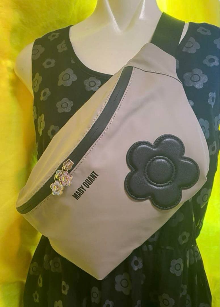 マリークワントボディバッグ ベージュ