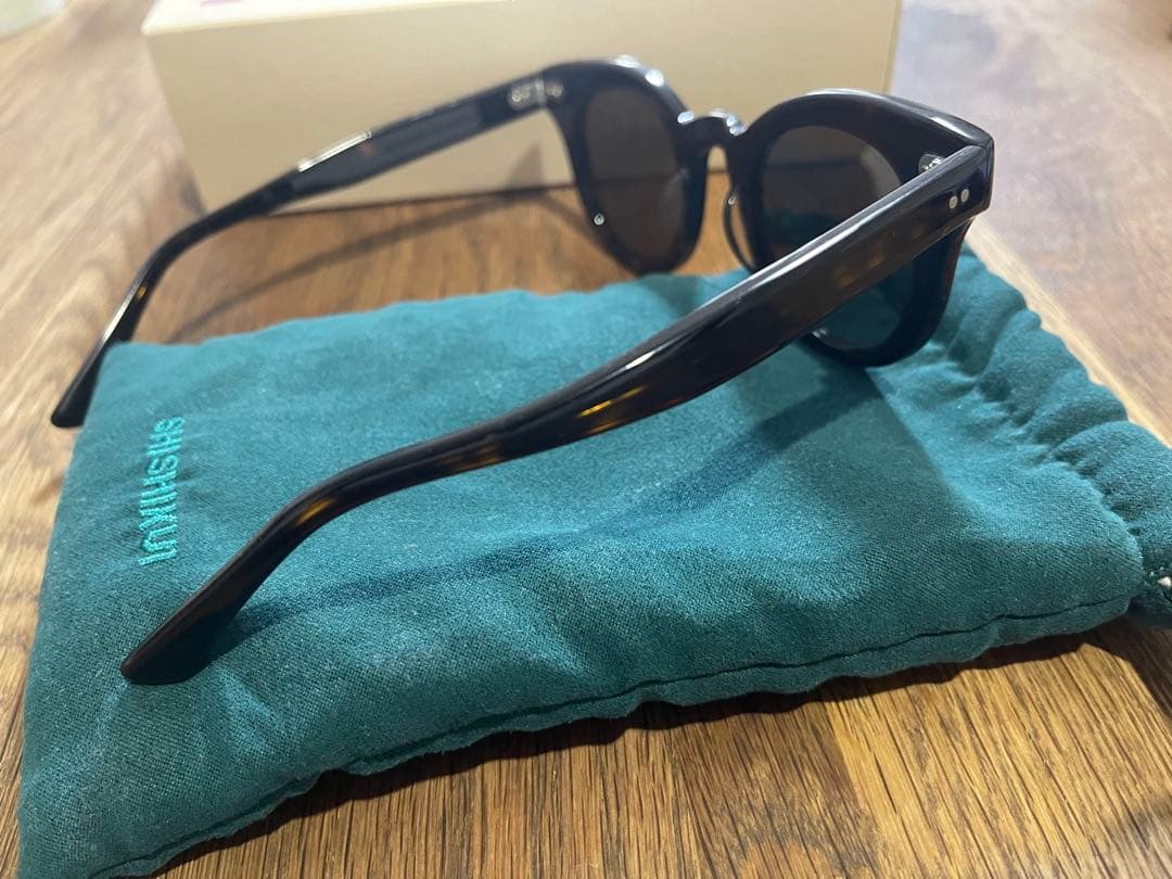 SHISHIKUI ARALE DEMI シシクイ　アラレ　デミ