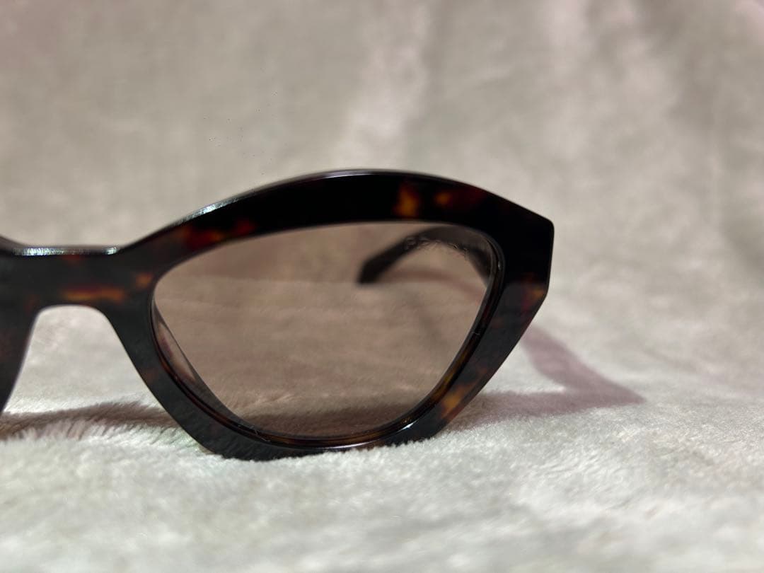 マホガニーブランウンレンズ　PRADA ロゴ入り　サングラス