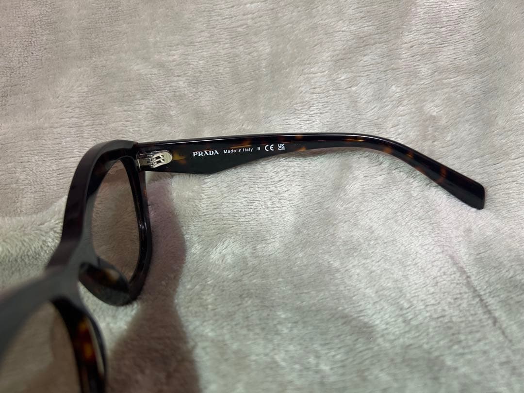 マホガニーブランウンレンズ　PRADA ロゴ入り　サングラス