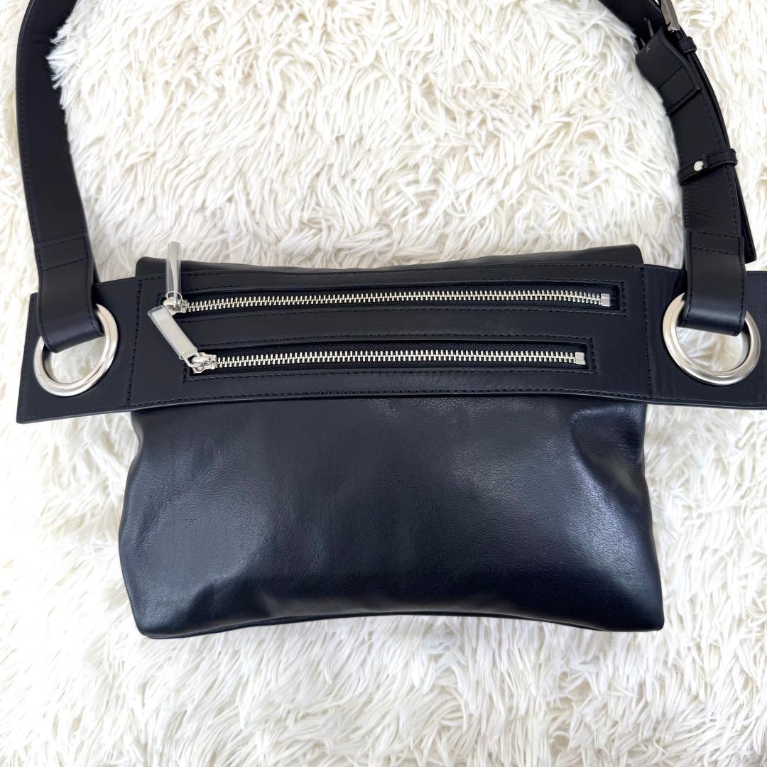 美品 kawa-kawaカワカワ ハトメ ボディバッグ ショルダー レザー 黒