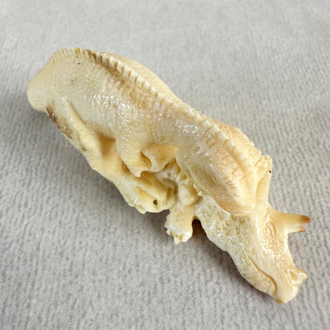 根付　置根付　恐竜　彫刻　セイウチ牙製　置物　ミ10