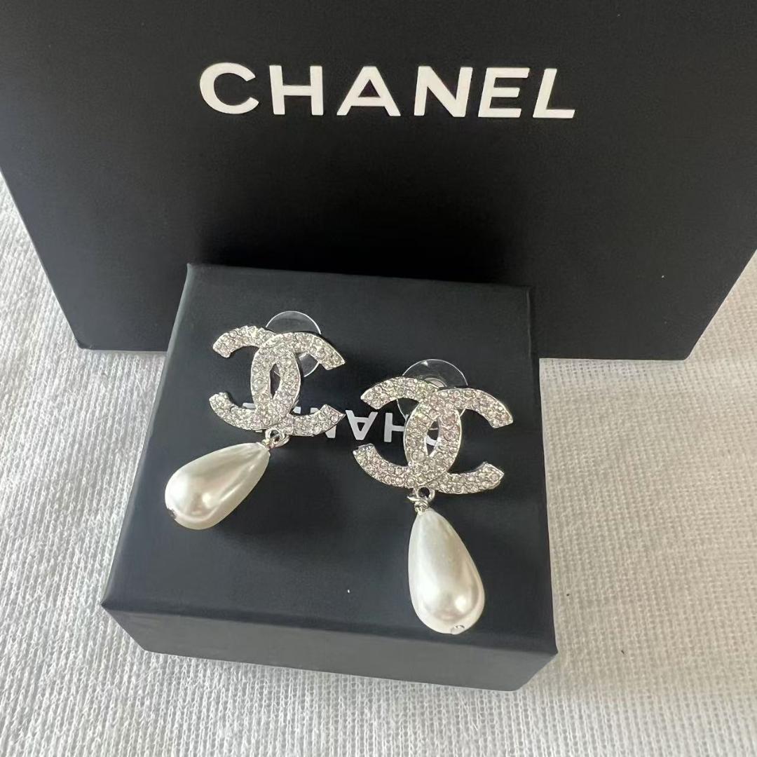 シルバー ホワイトパールロゴピアス