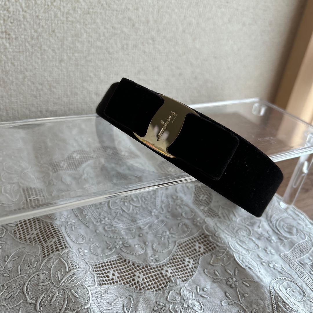 【極美品】フェラガモ ヴァラ　リボン カチューシャ ベロア　ブラック系