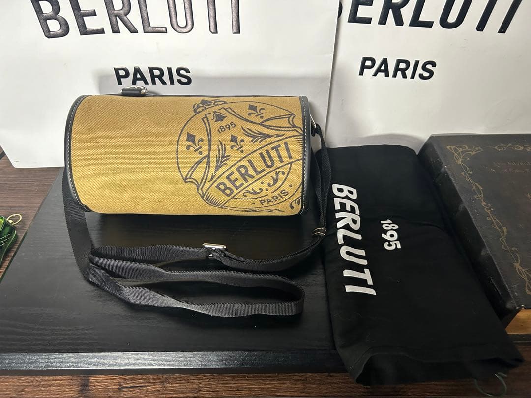ほぼ新品　Berluti シグネチャー ドラム型 クロスボディ　ショルダーバッグ