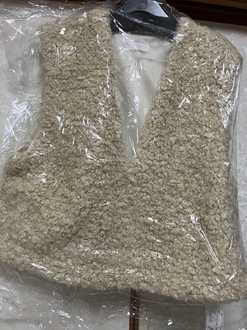 新品未使用トゥモローランドボールジィ ミックスファー Vネックベスト ベージュ