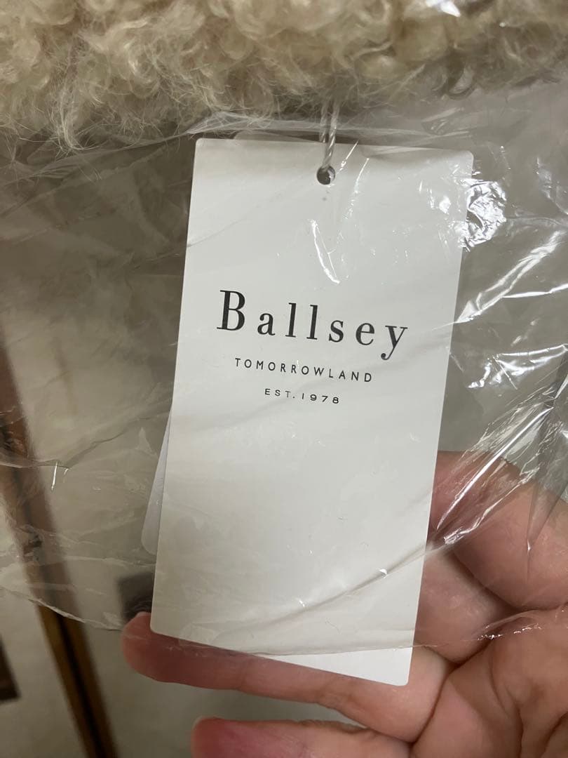 新品未使用トゥモローランドボールジィ ミックスファー Vネックベスト ベージュ