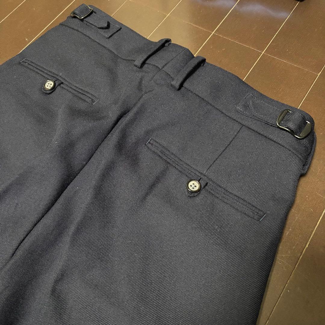 TOMORROWLANDネイビー 2プリーツサイドアジャスターパンツ