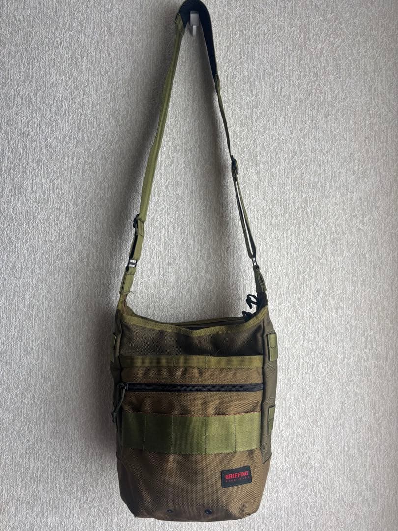 BRIEFING DAY TRIPPER ショルダーバッグ KHAKI カーキ