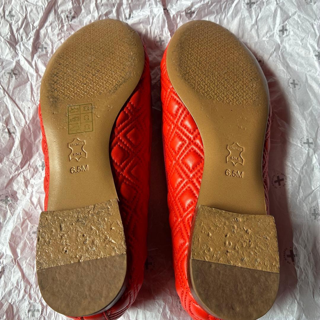 トリーバーチ　tory burch赤いリボン付きフラットシューズ