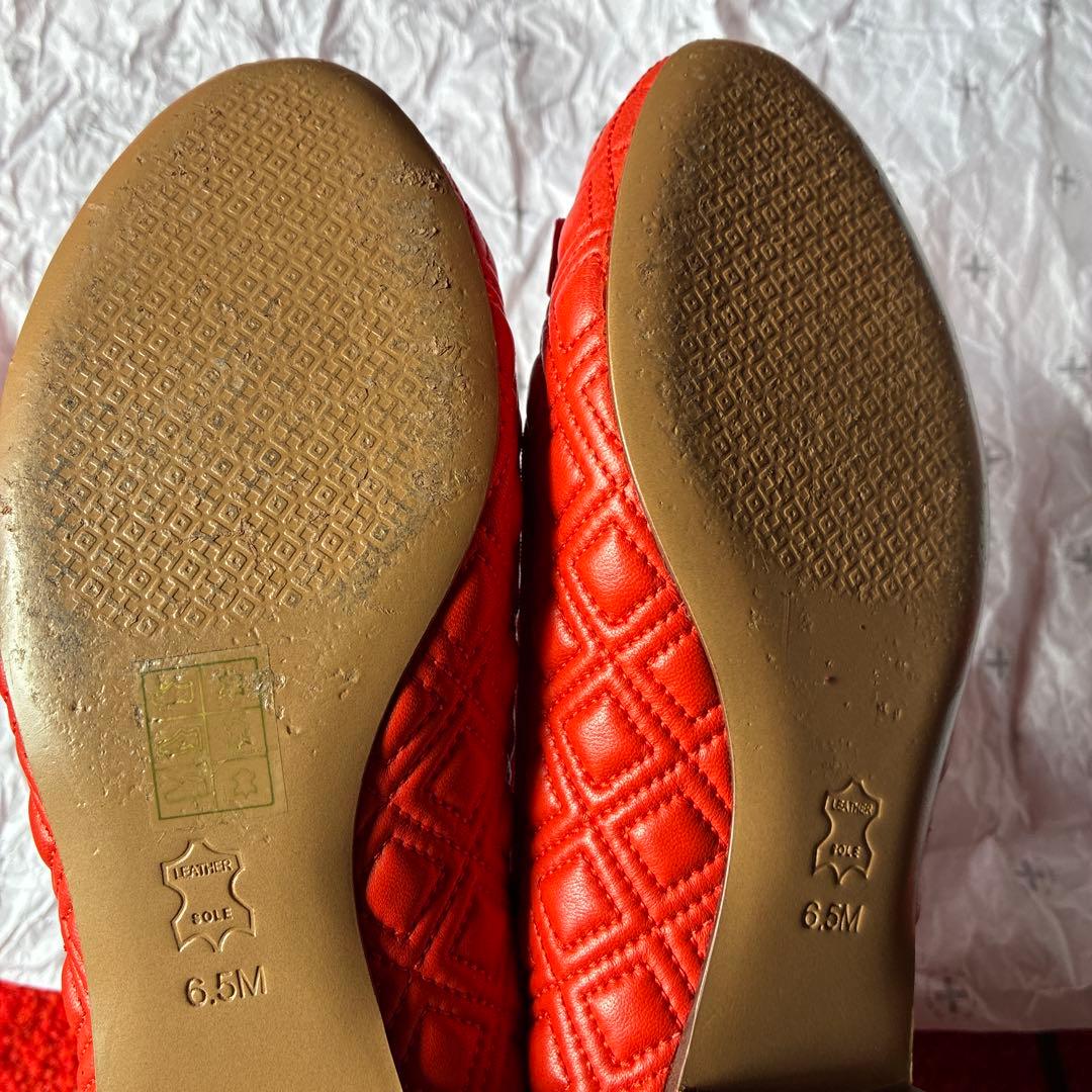 トリーバーチ　tory burch赤いリボン付きフラットシューズ