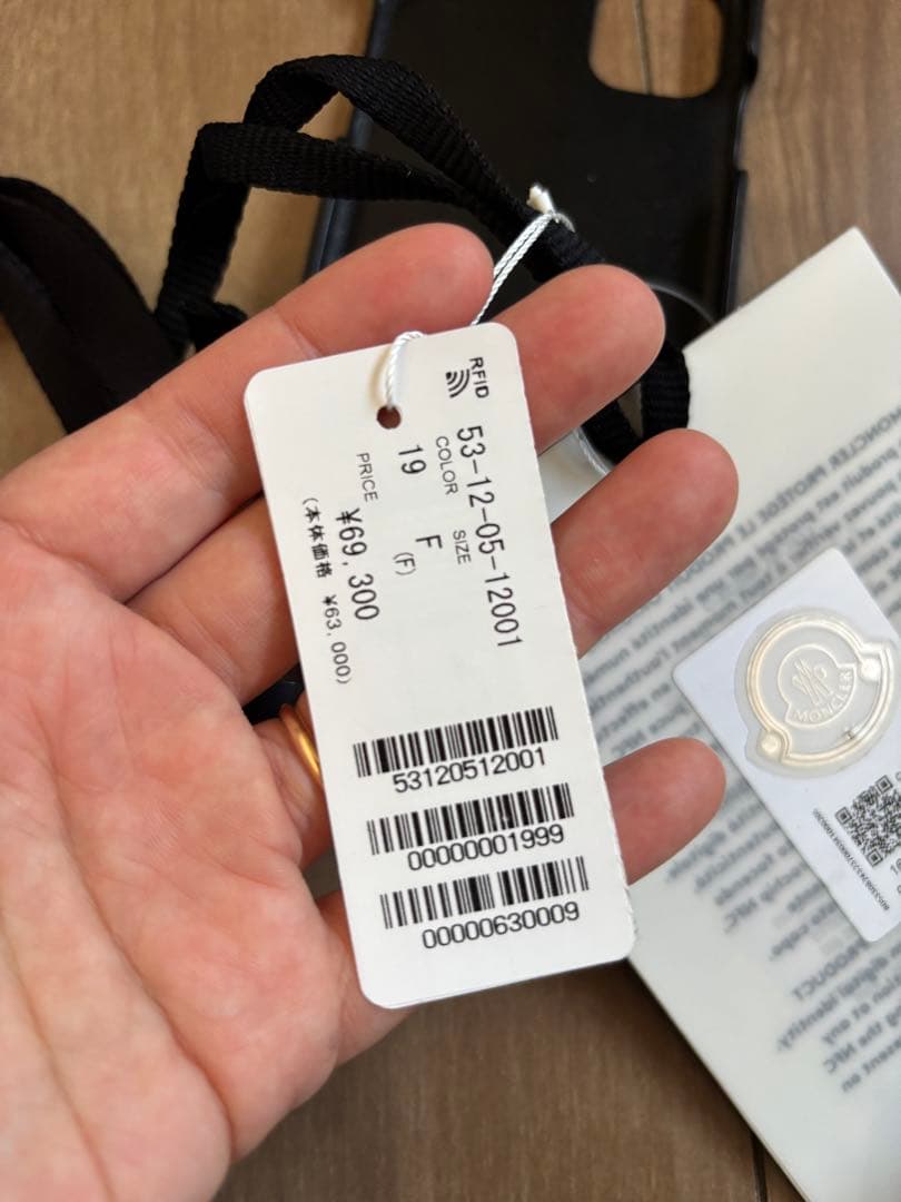 MONCLER iPhone11用ケース ブラック ストラップ付き