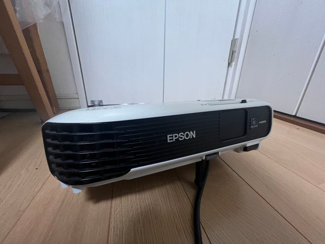 【美品】EPSON EB-S04 プロジェクター本体 ランプ寿命◎使用時間短！！