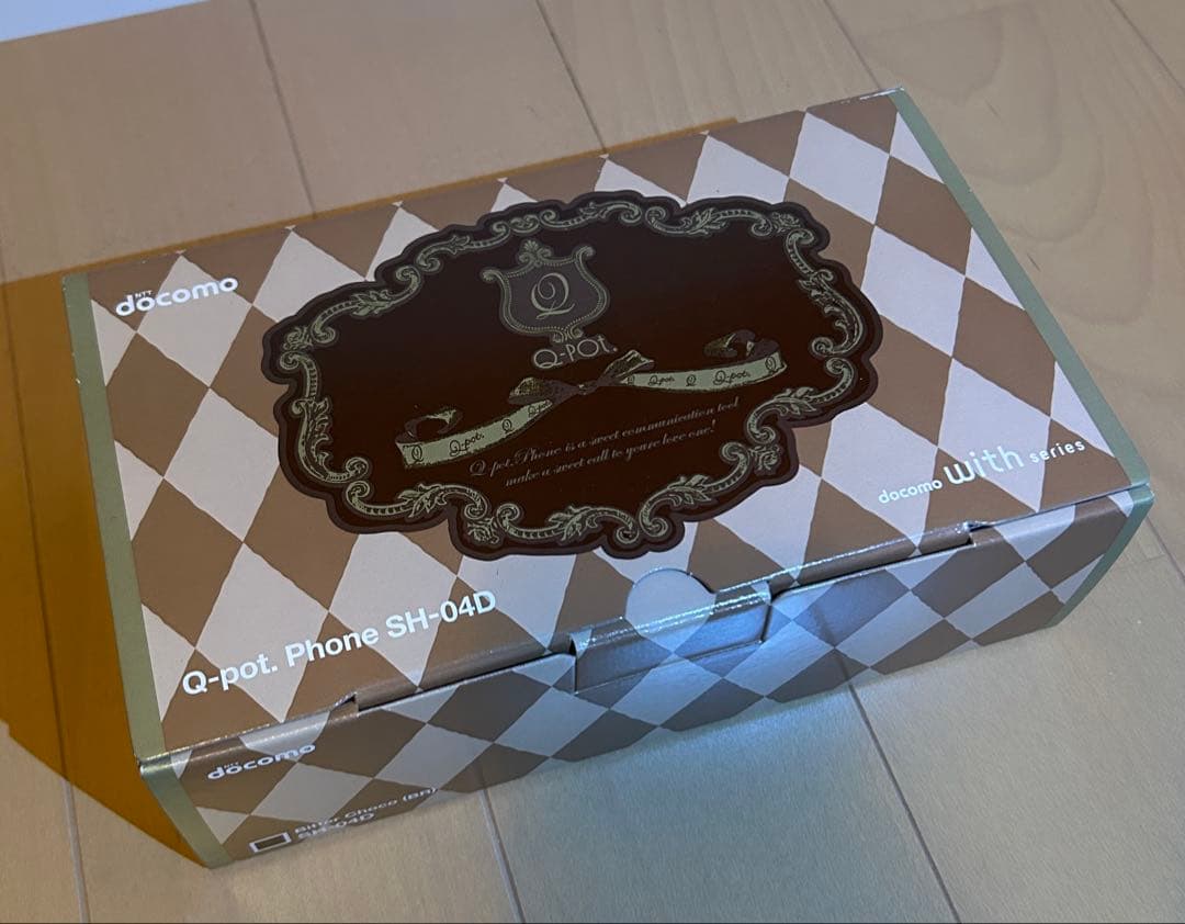 新品 Q-pot Phone SH-04D 板チョコスマホ