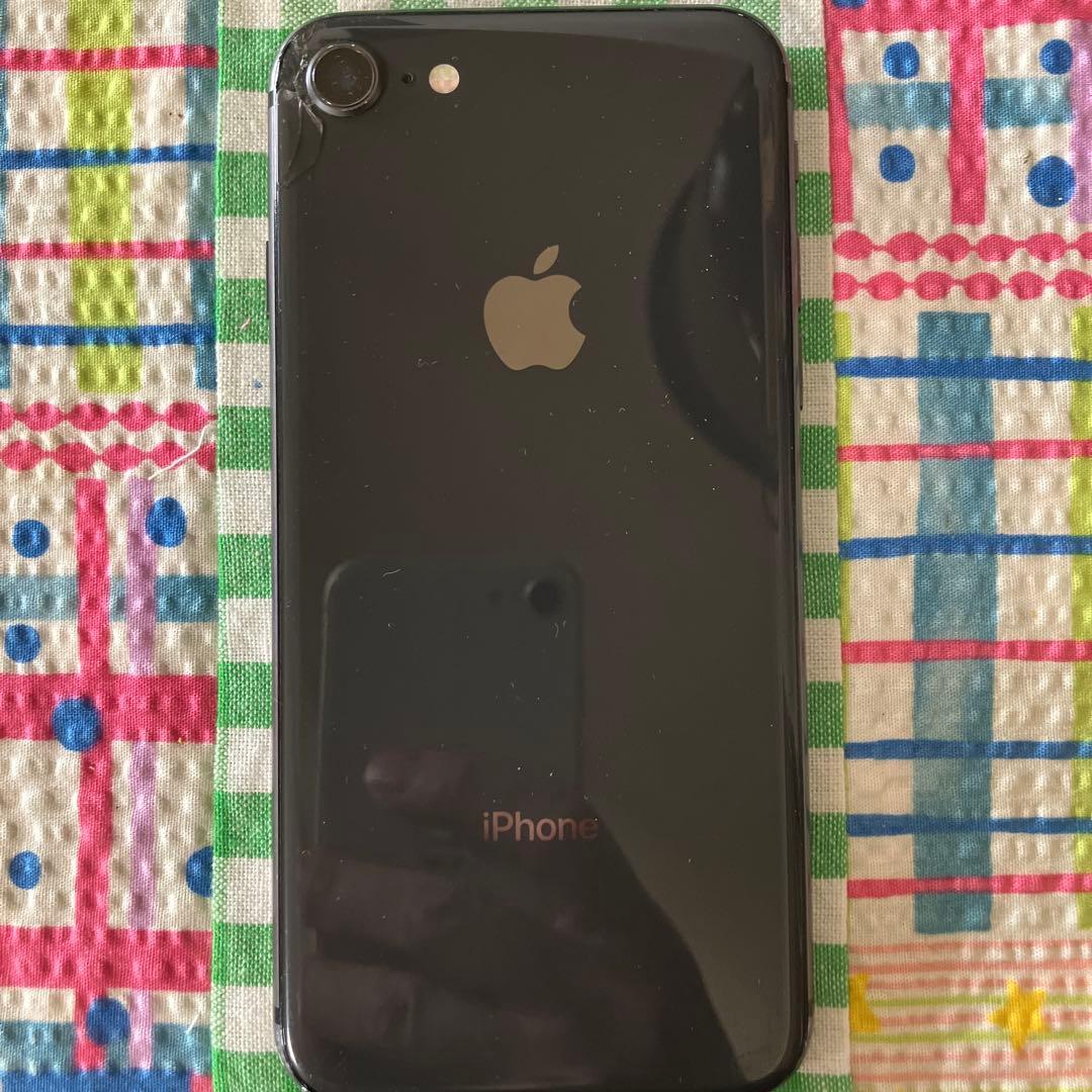 iPhone8 背面カメラ付近に多少の割れあり