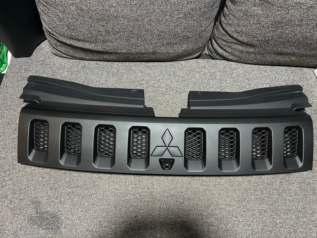 デリカＤ５‼️マッドブラック❗️フロントグリル　送料込み‼️カメラ付き