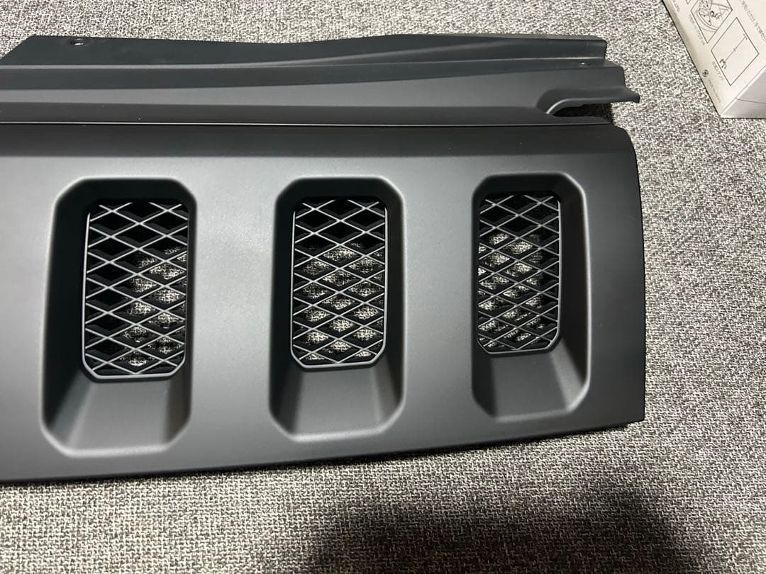 デリカＤ５‼️マッドブラック❗️フロントグリル　送料込み‼️カメラ付き