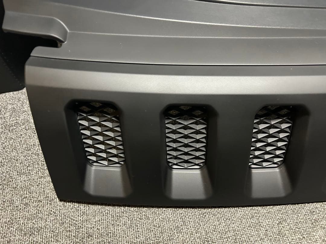 デリカＤ５‼️マッドブラック❗️フロントグリル　送料込み‼️カメラ付き