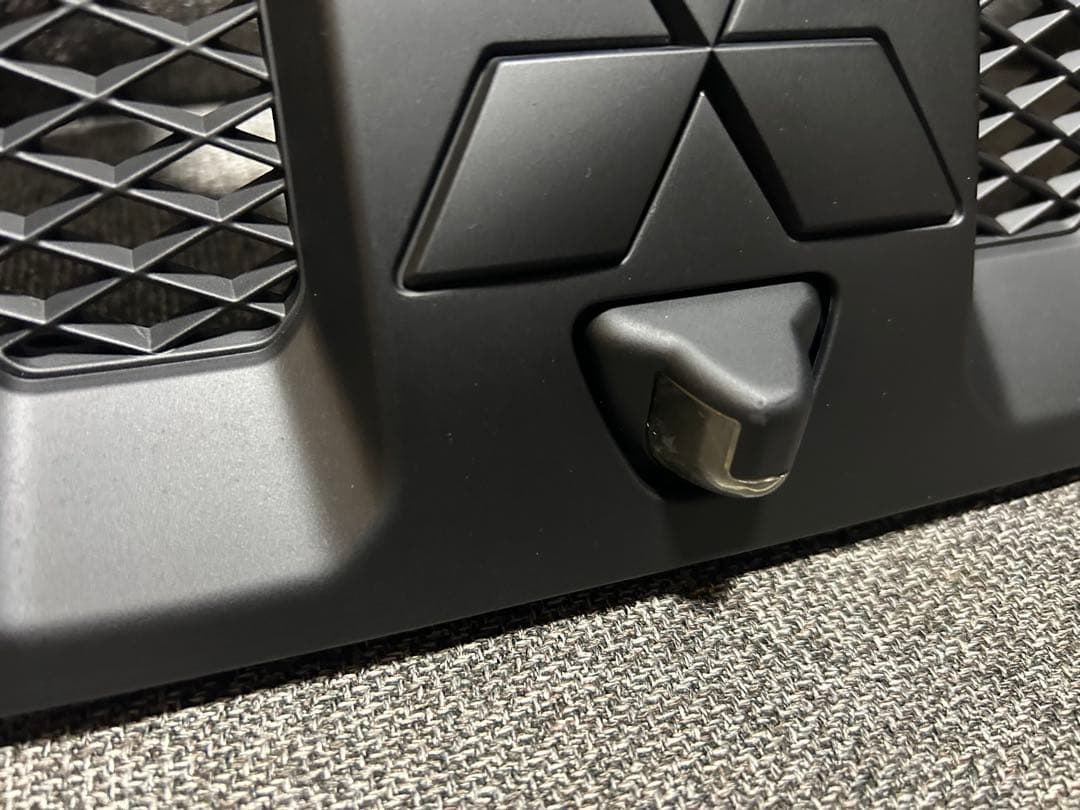 デリカＤ５‼️マッドブラック❗️フロントグリル　送料込み‼️カメラ付き