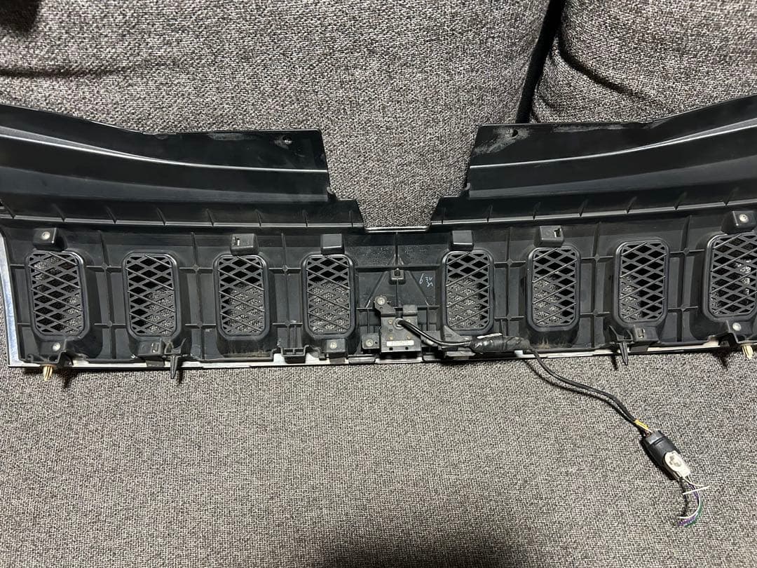 デリカＤ５‼️マッドブラック❗️フロントグリル　送料込み‼️カメラ付き