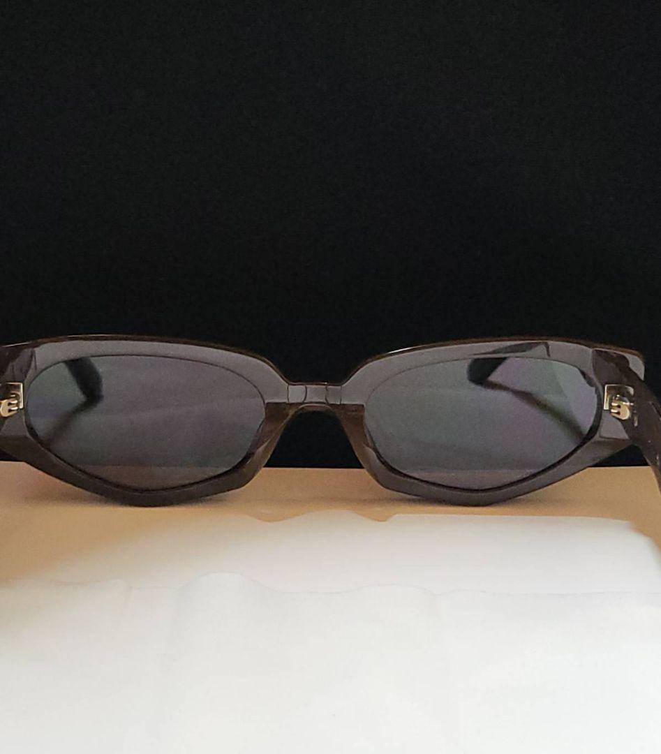 ◆GENTLE MONSTER◆ロゴ付き　サングラス　RUVY VAN　ケース付