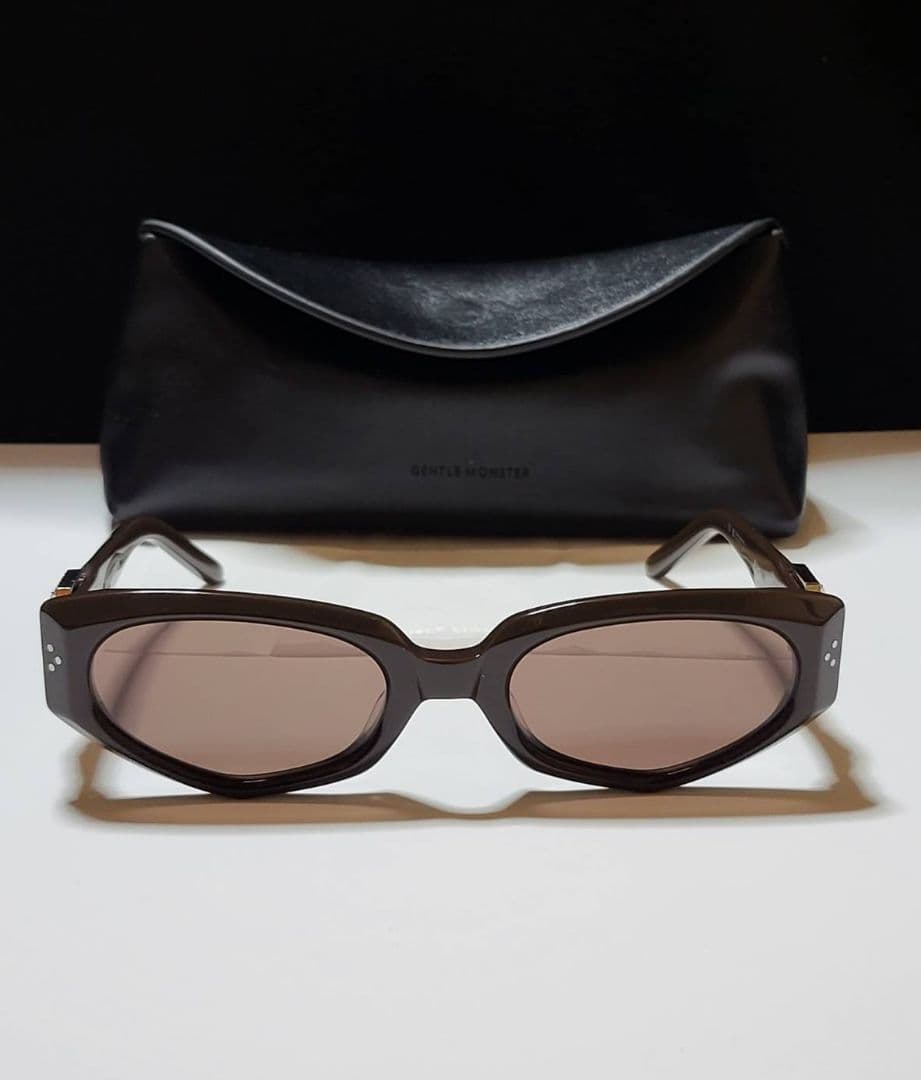 ◆GENTLE MONSTER◆ロゴ付き　サングラス　RUVY VAN　ケース付