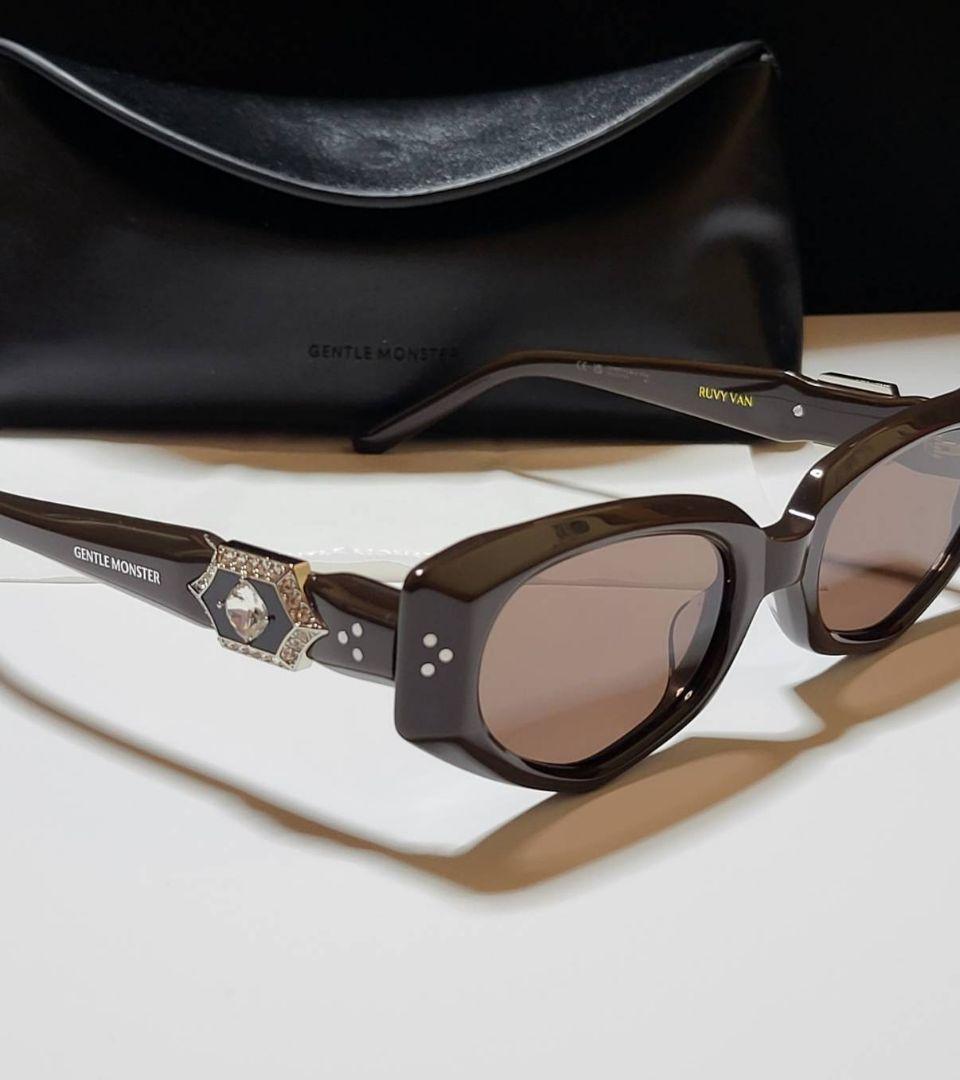 ◆GENTLE MONSTER◆ロゴ付き　サングラス　RUVY VAN　ケース付