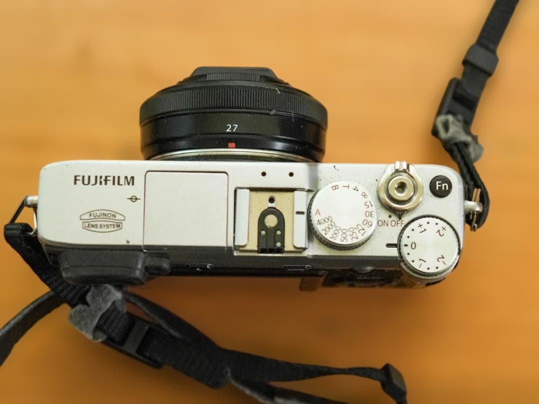 Fujifilm X-E1 ミラーレス一眼と FUJINON XF27mm