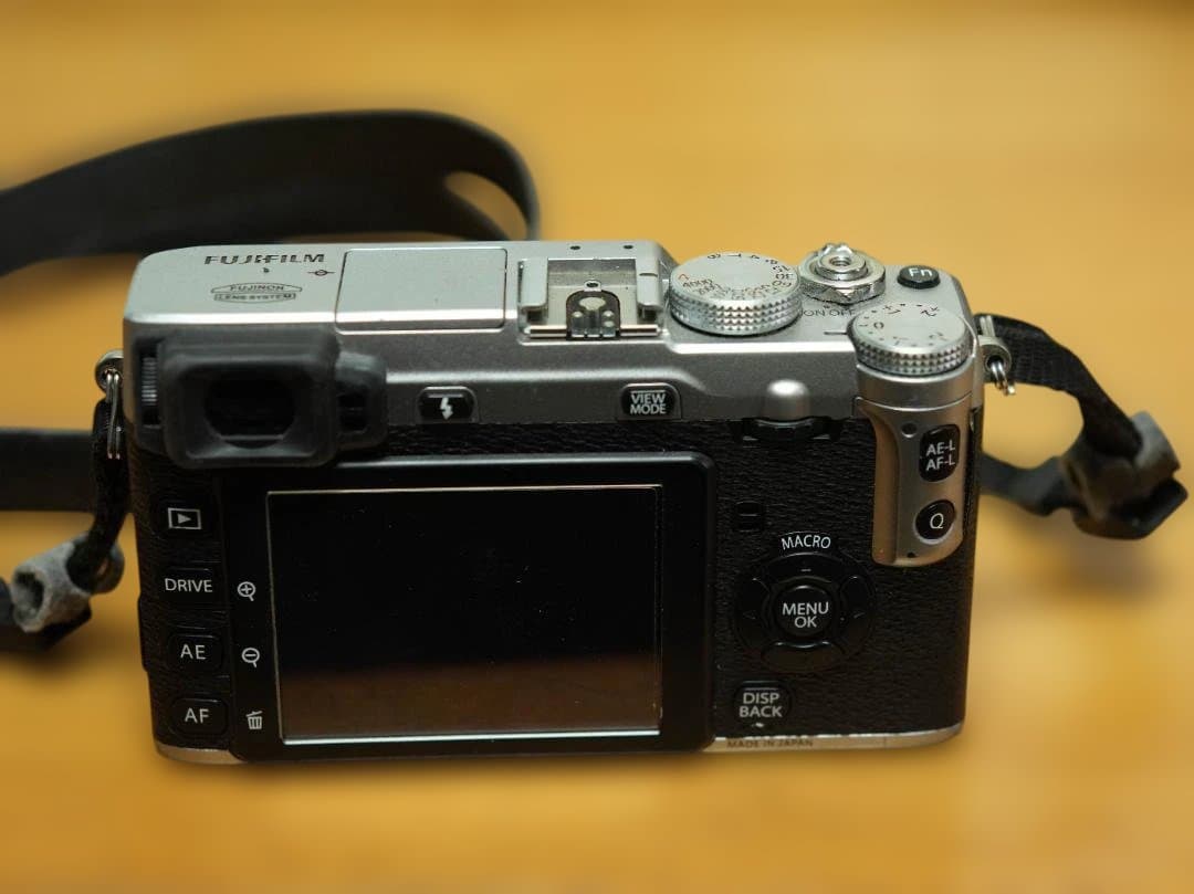 Fujifilm X-E1 ミラーレス一眼と FUJINON XF27mm