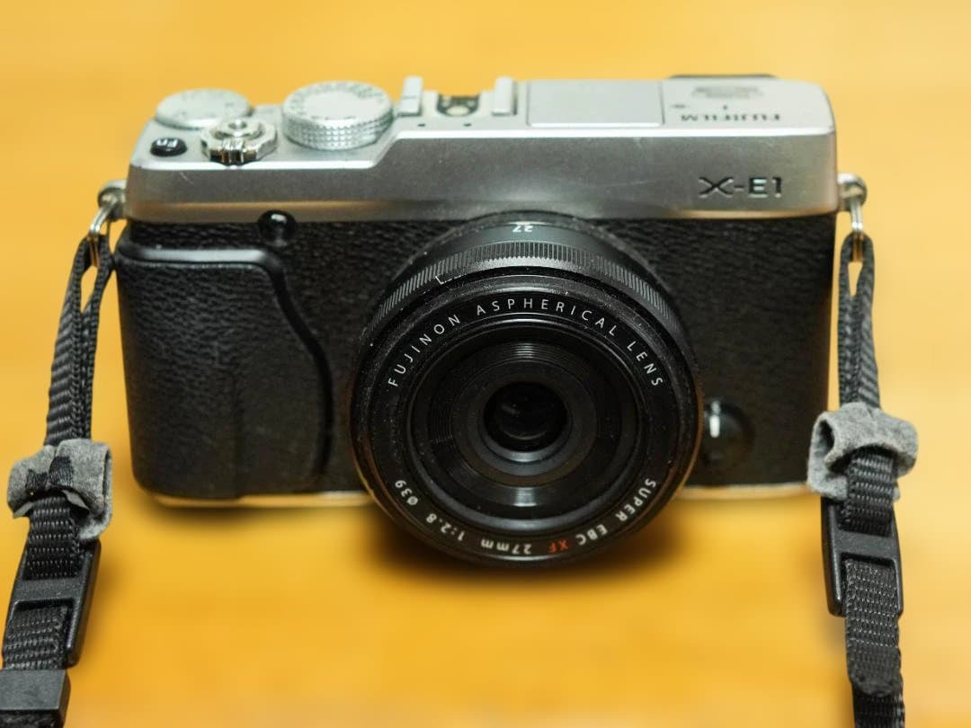 Fujifilm X-E1 ミラーレス一眼と FUJINON XF27mm