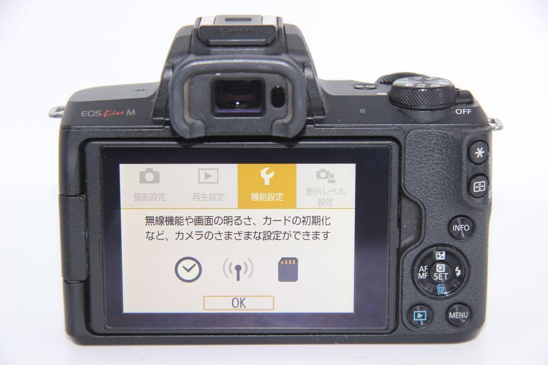美品 Canon ミラーレス一眼カメラ EOS Kiss M ダブルズームキット