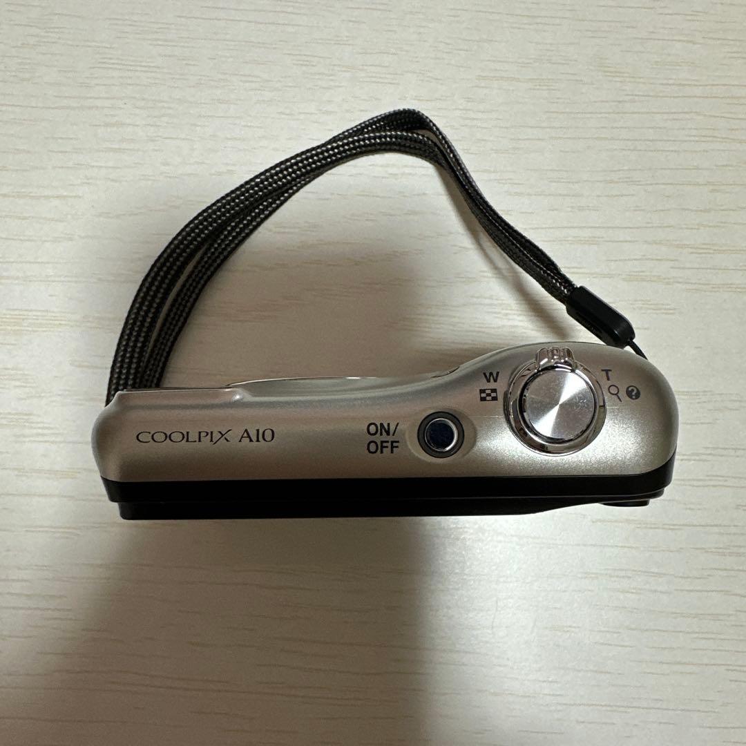 207 NIKON COOLPIX A10 シルバー　デジカメ