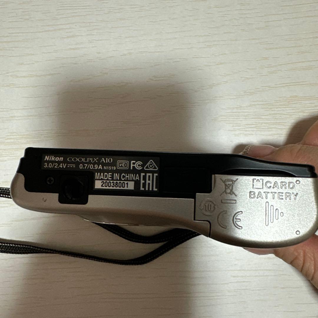 207 NIKON COOLPIX A10 シルバー　デジカメ