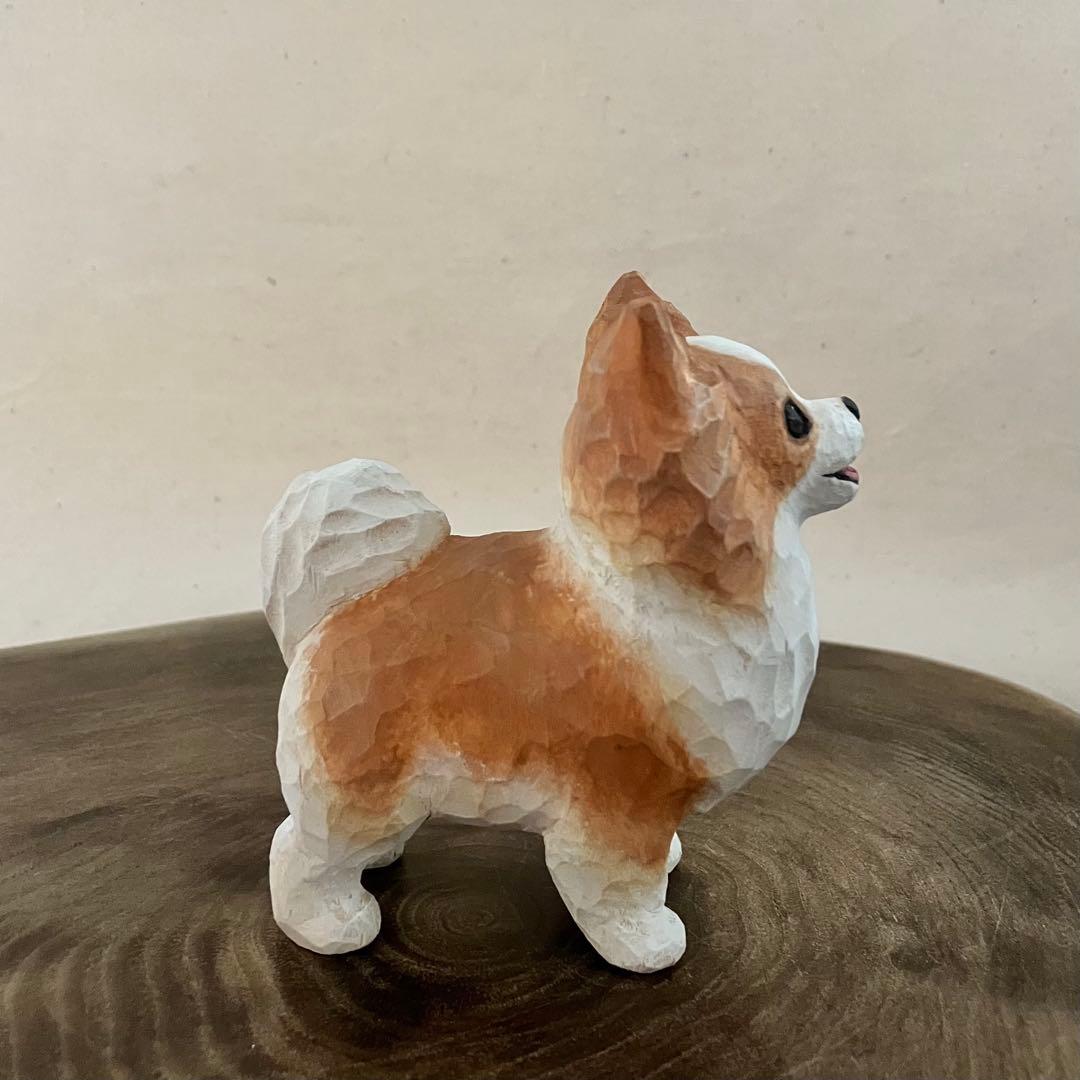 木彫りのチワワ(ホワイト&レッド)