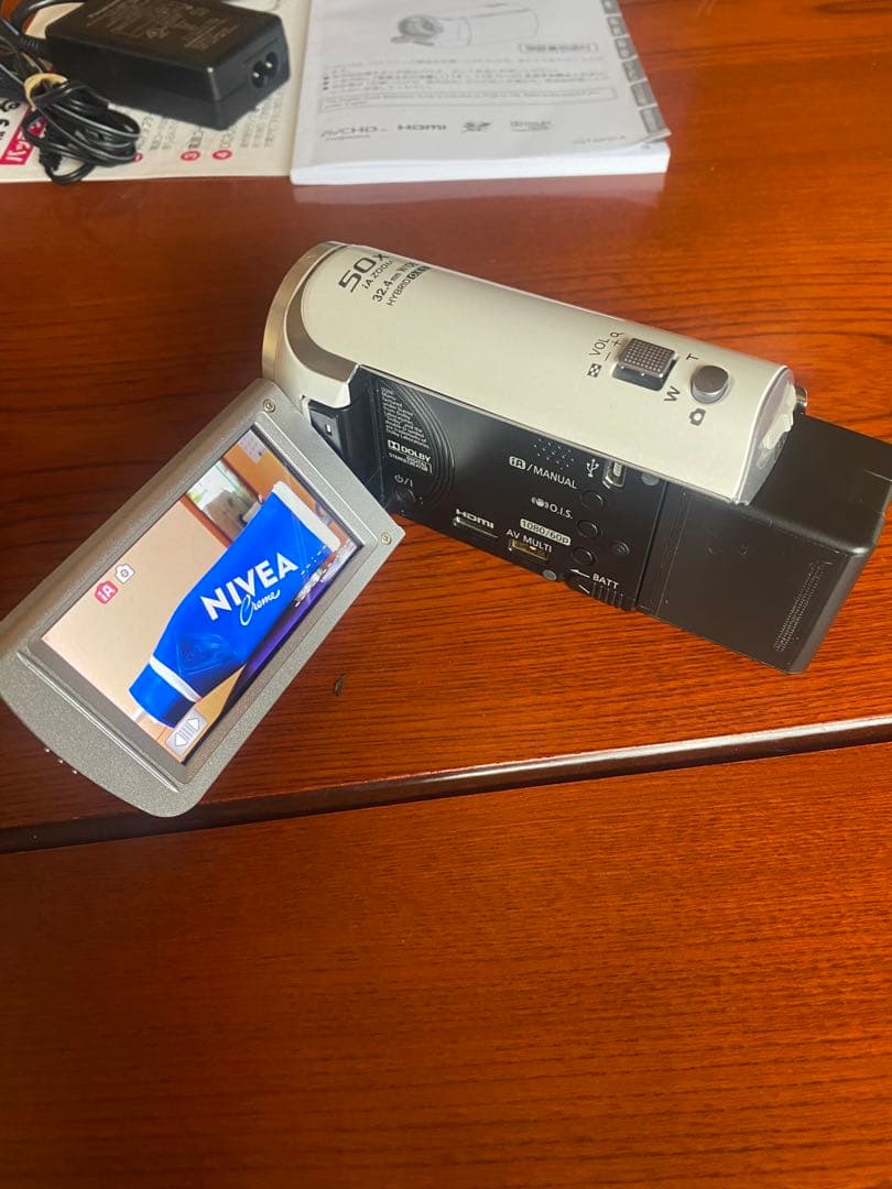Panasonic HC-V300M かわいいホワイト ビデオカメラ