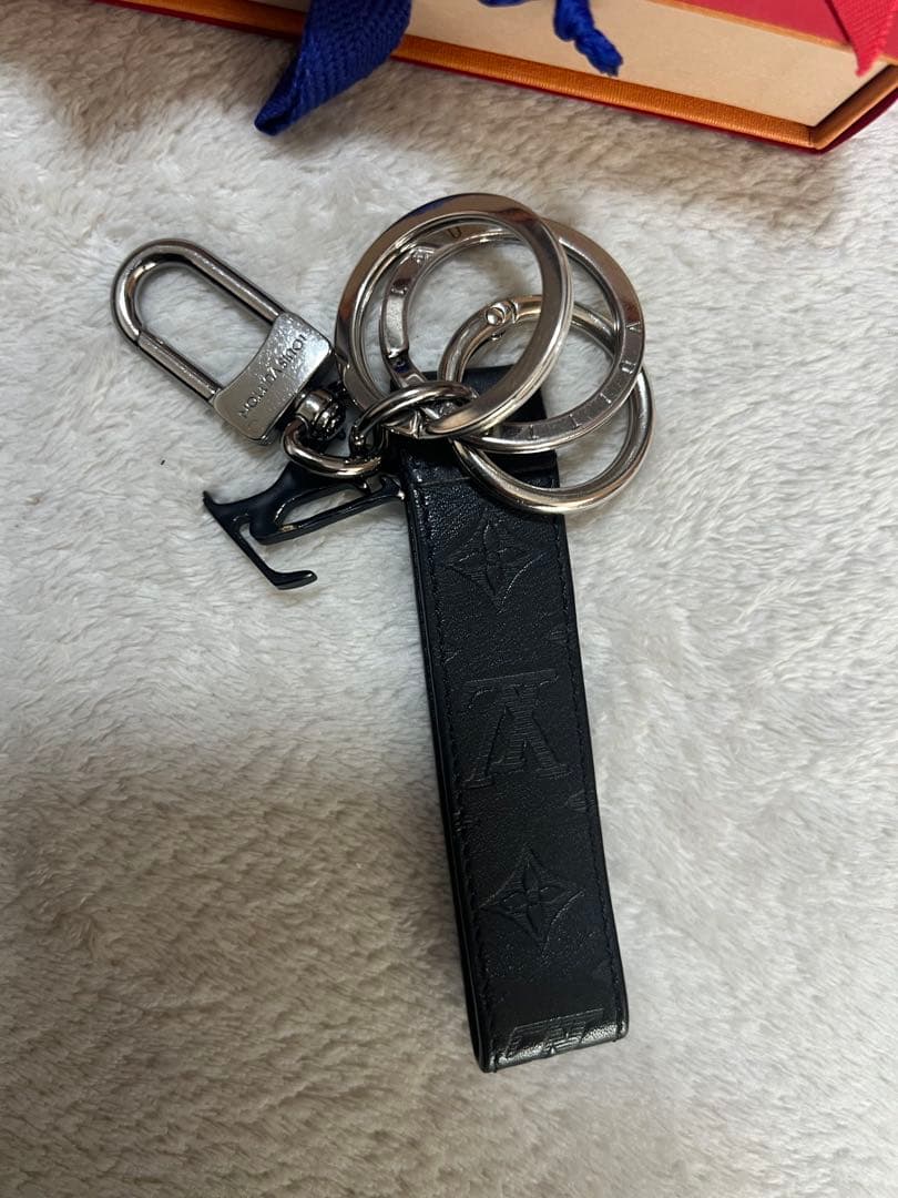 LOUIS VUITTON ブラックレザーキーリング