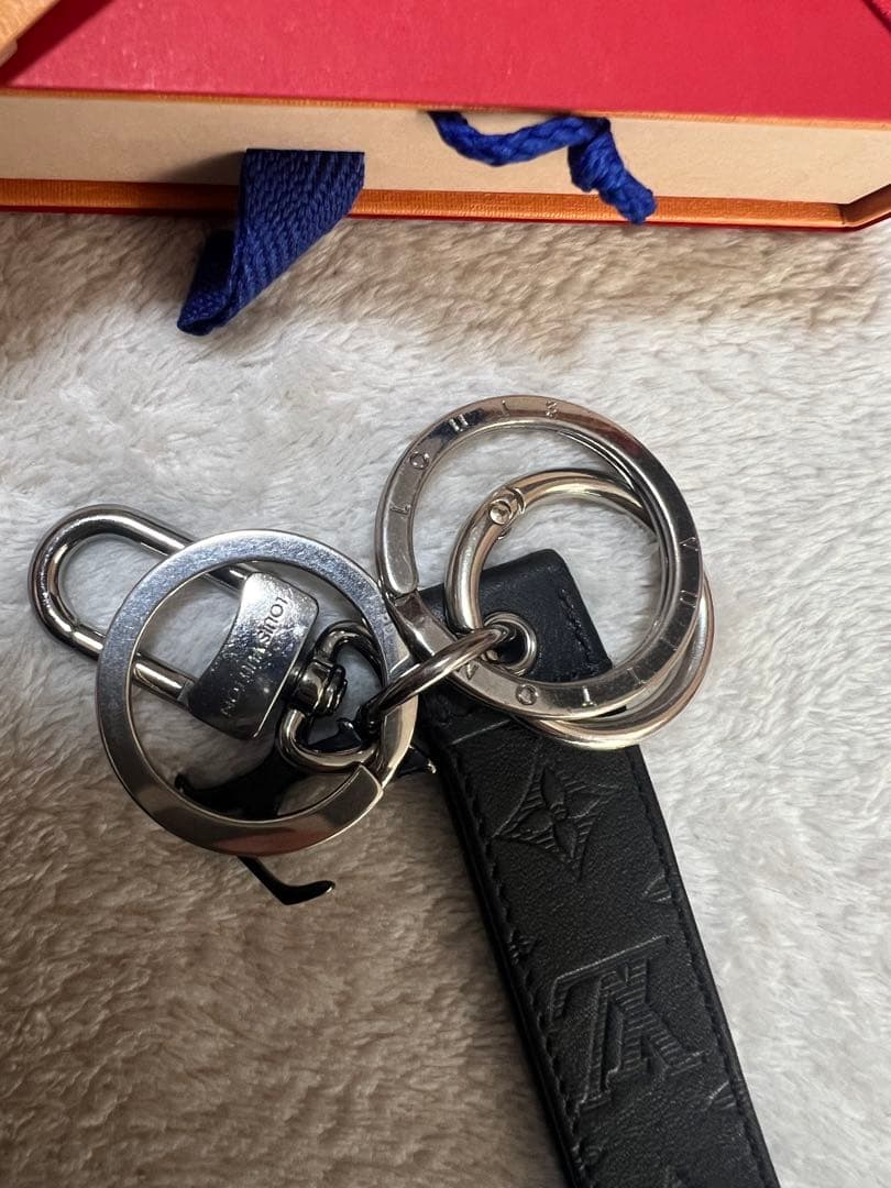 LOUIS VUITTON ブラックレザーキーリング