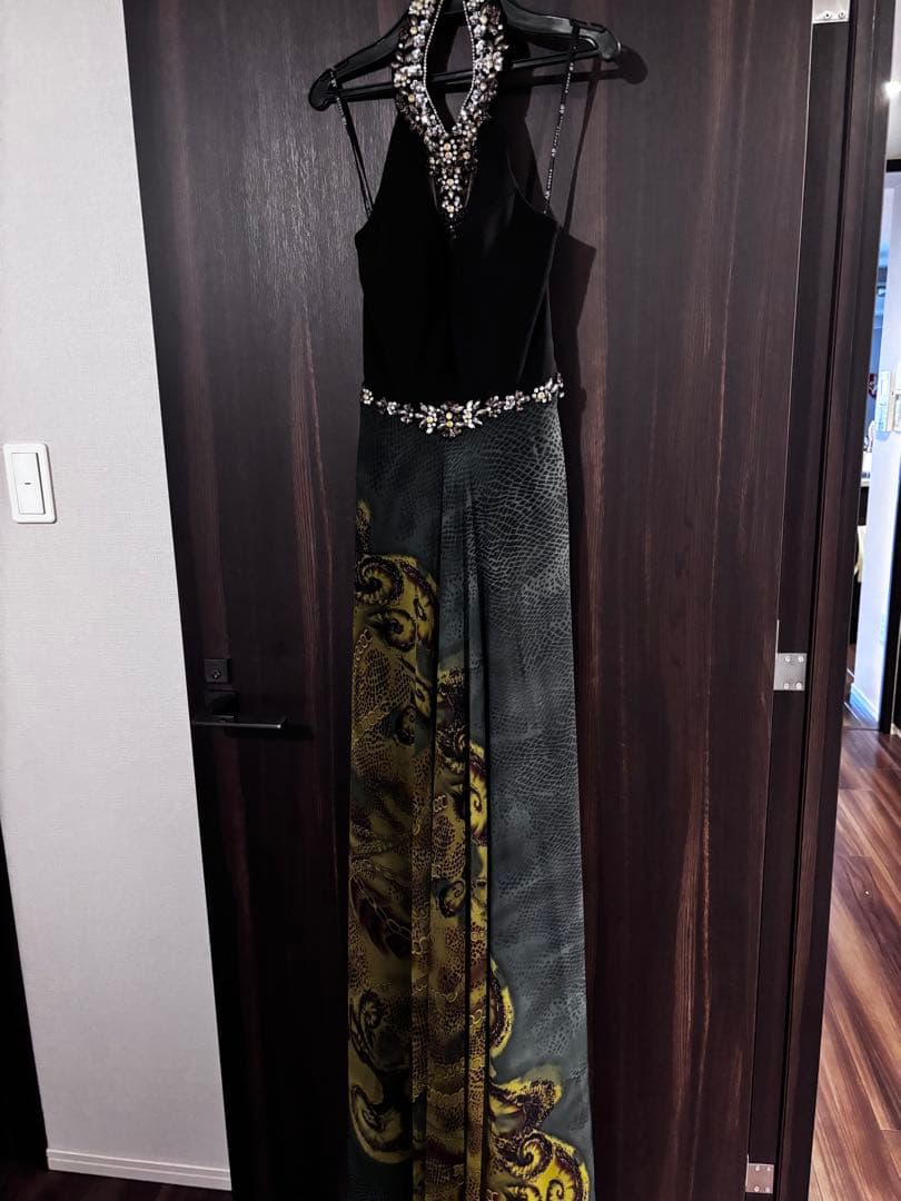 ビジュー付きハイネックロングドレス