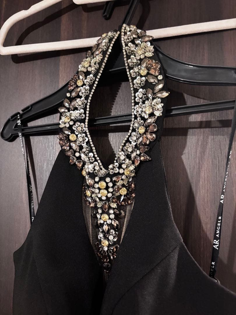 ビジュー付きハイネックロングドレス